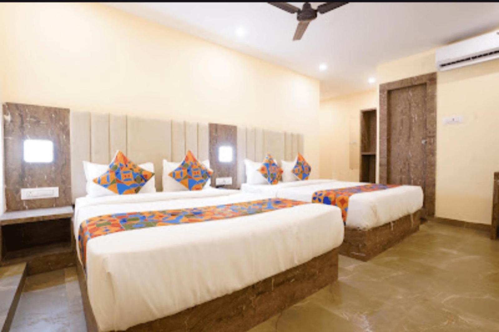 Hotel Hotel Crystal Castle Goregaon West Link Road, Mumbai Mumbai