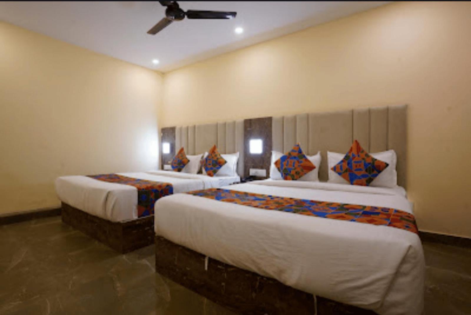 Hotel Crystal Castle Goregaon West Link Road, Mumbai 4*
