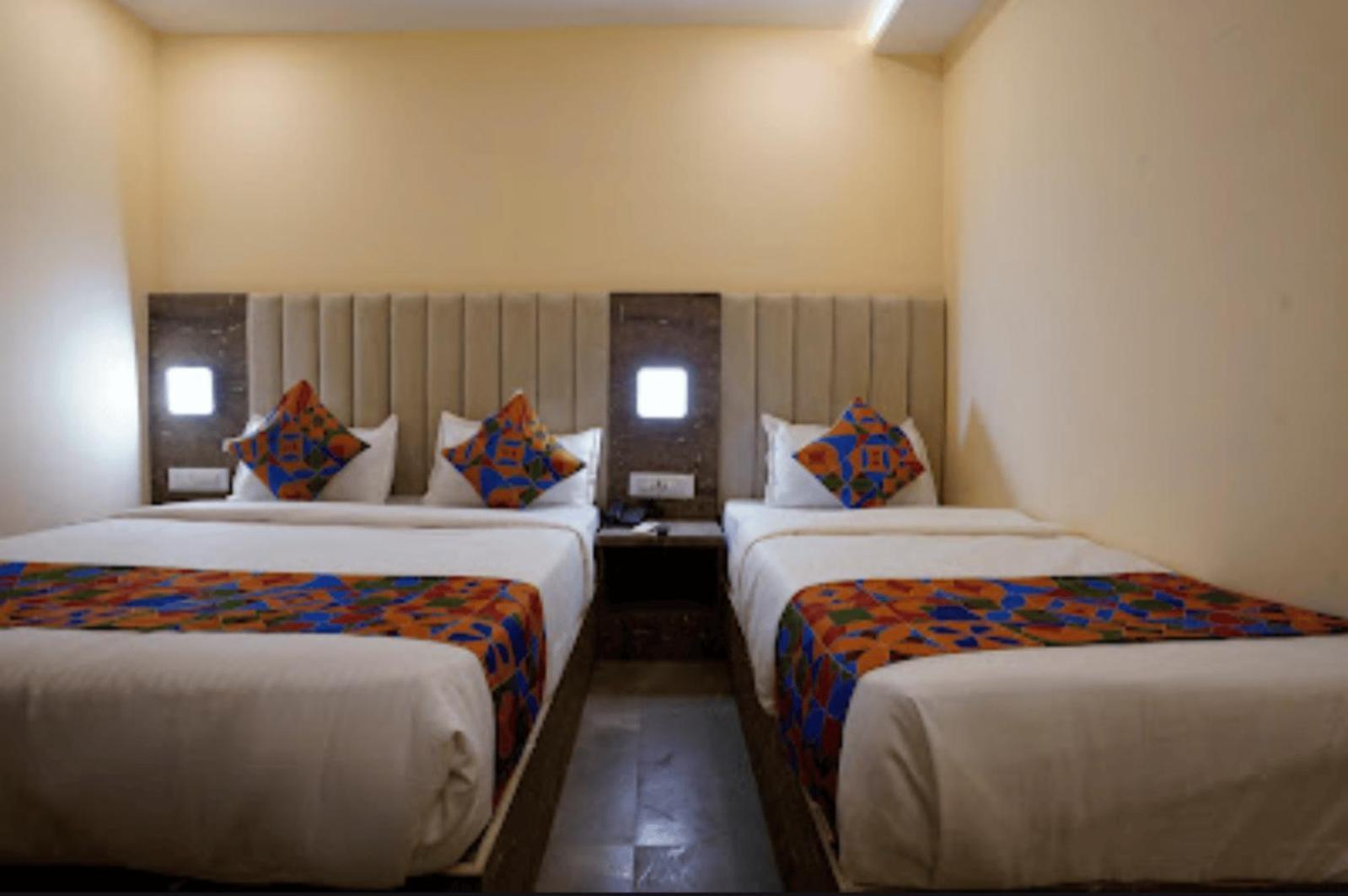 Hotel Crystal Castle Goregaon West Link Road, Mumbai 4*
