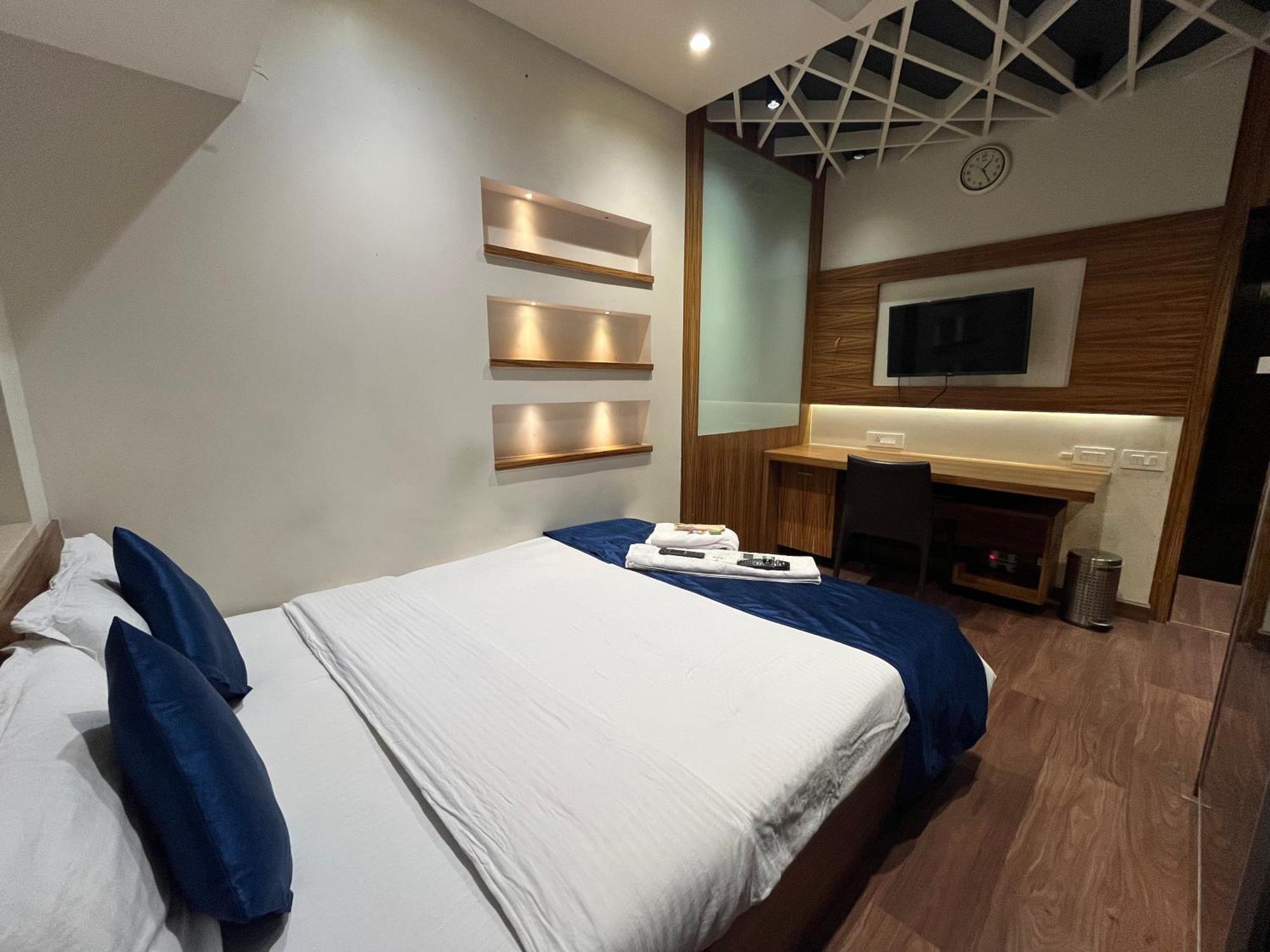 Zenith Luxe - Near Iit & Hiranandani, Powai Guest house