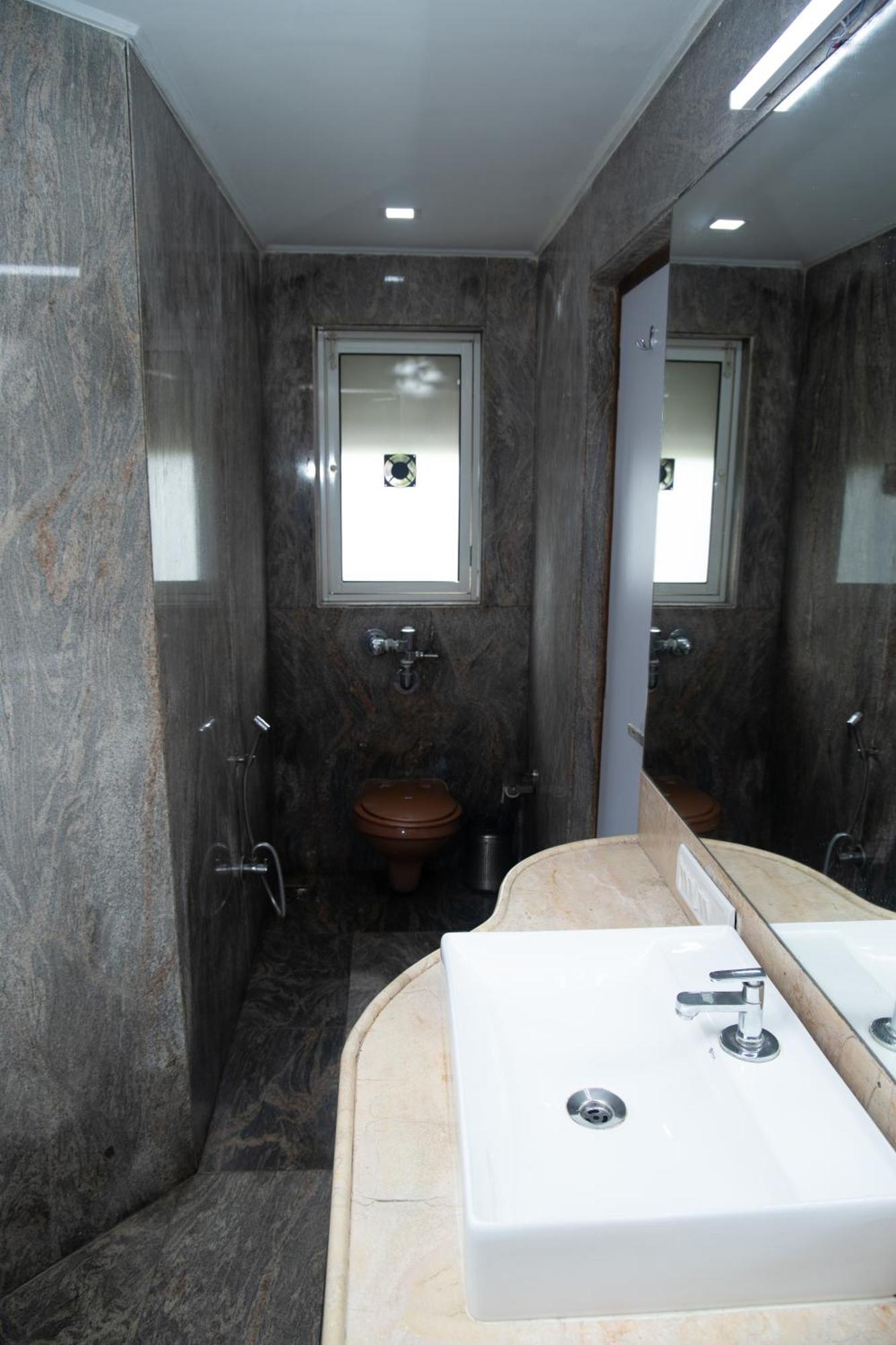 Hotel Jayshree By Anantaay Near Domestic Airport