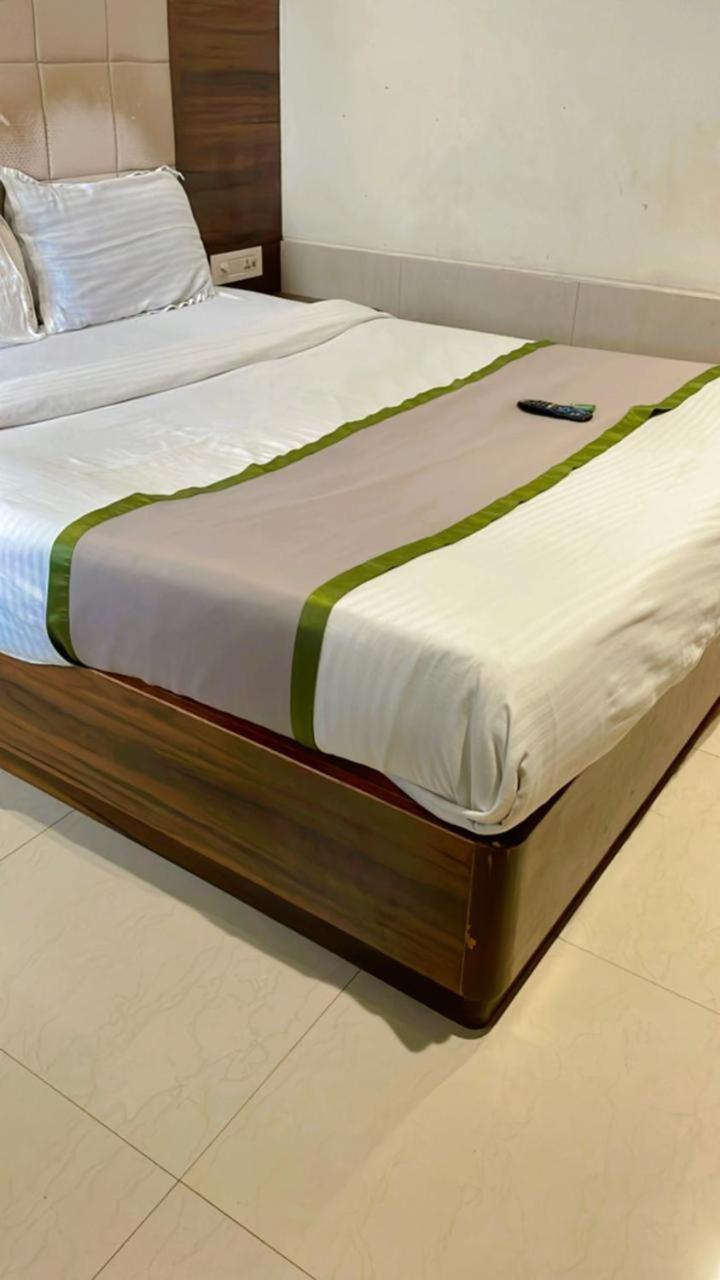 Hotel Glitz Regal International - Nr International Airport