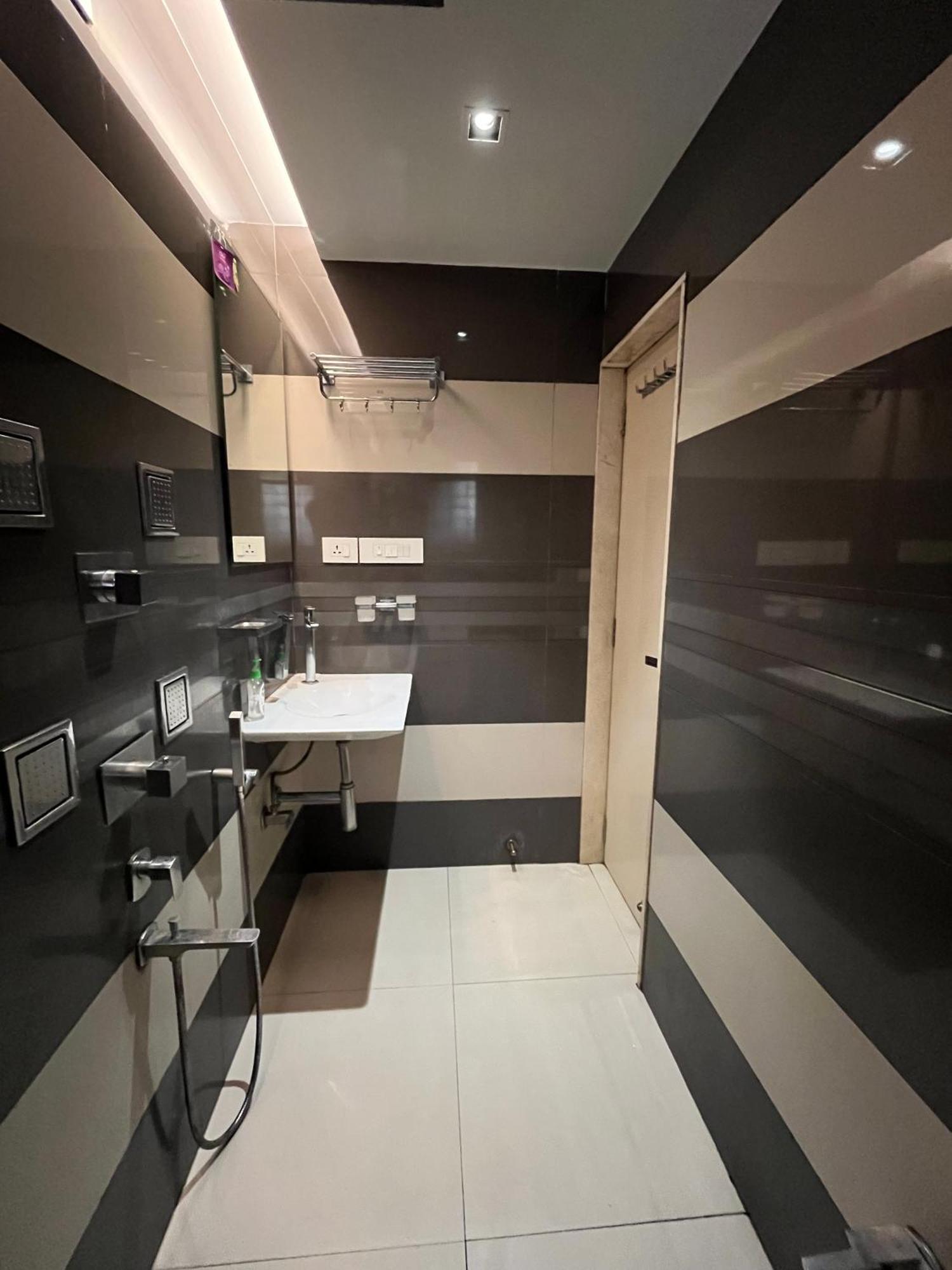 Zenith Luxe - Near Iit & Hiranandani, Powai Guest house