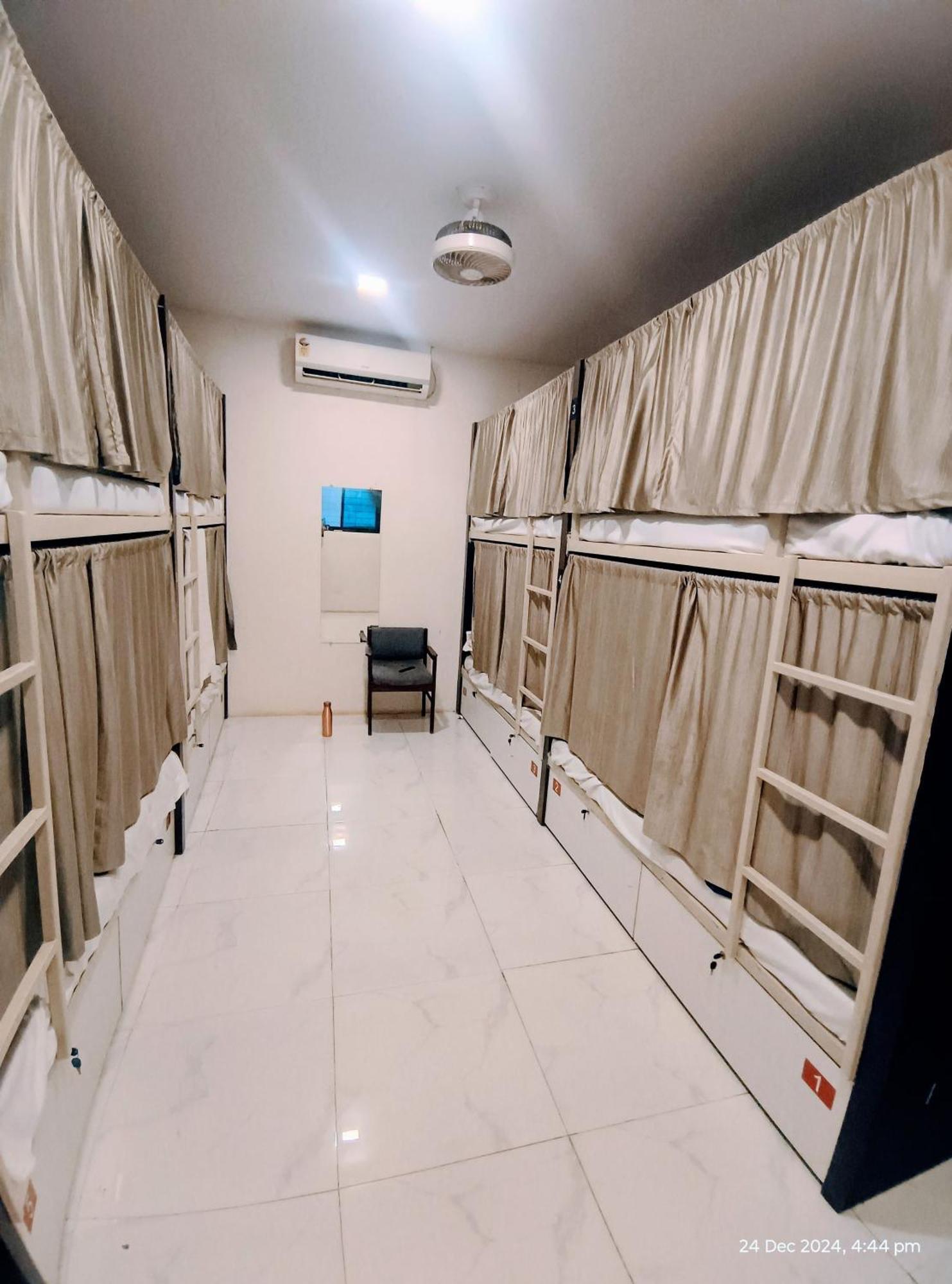 Retreats - Dorm In Andheri Hostel *