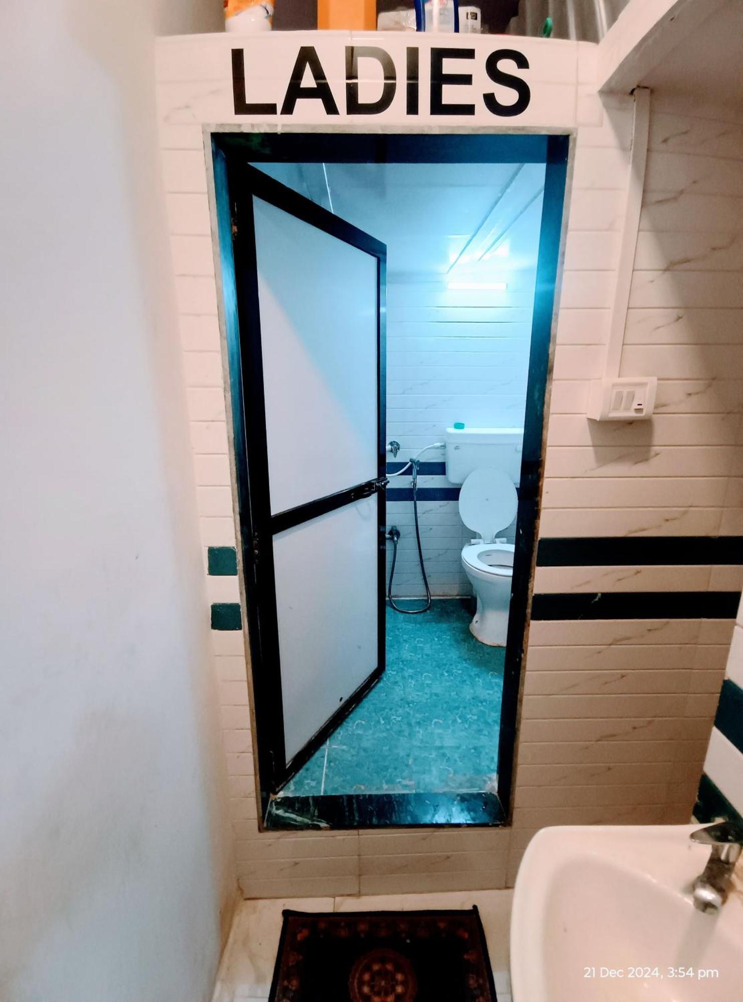 Retreats - Dorm In Andheri Hostel Mumbai
