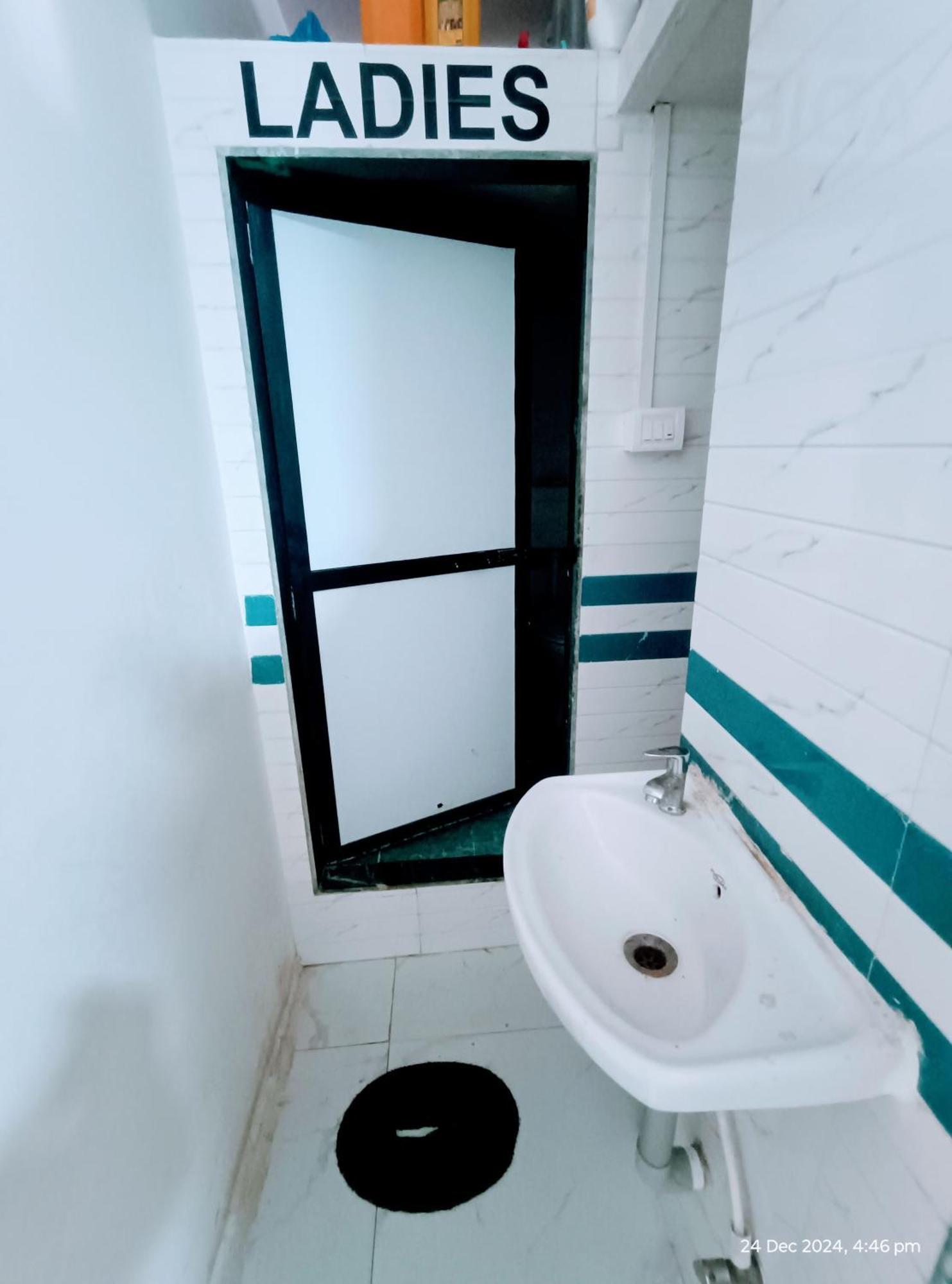 Retreats - Dorm In Andheri Hostel Mumbai