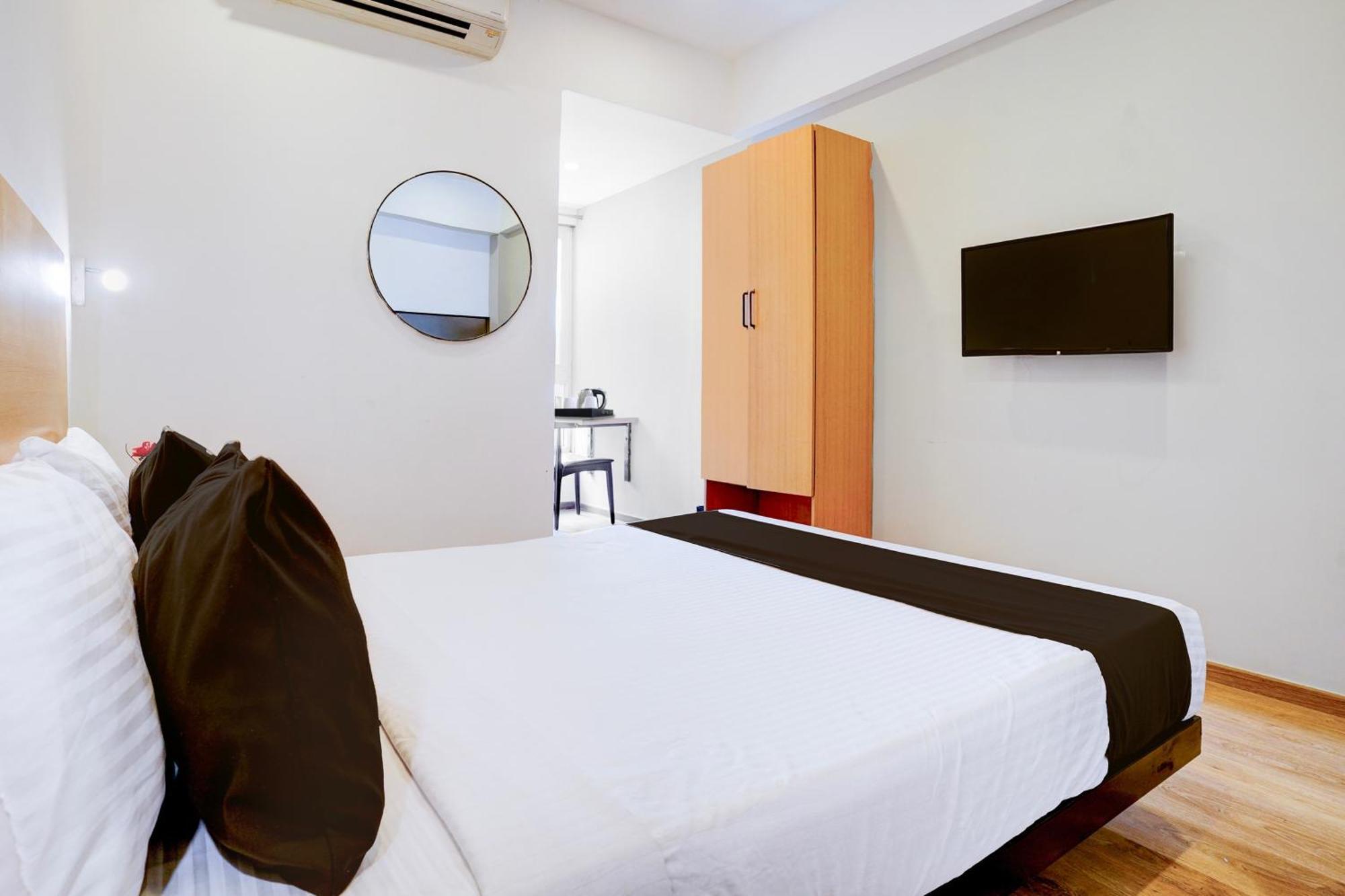 Hotel Super Townhouse Khar The Habitat