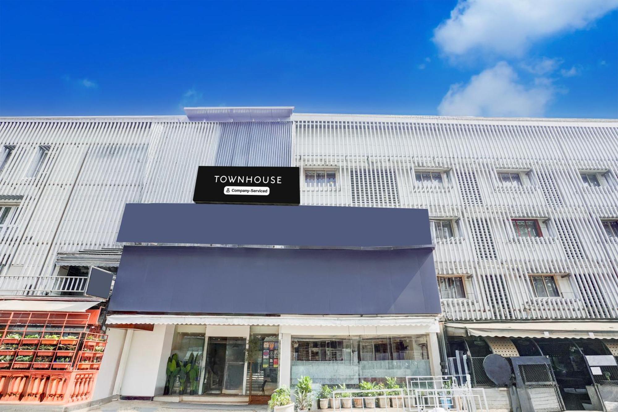 Super Townhouse Khar The Habitat Hotel *