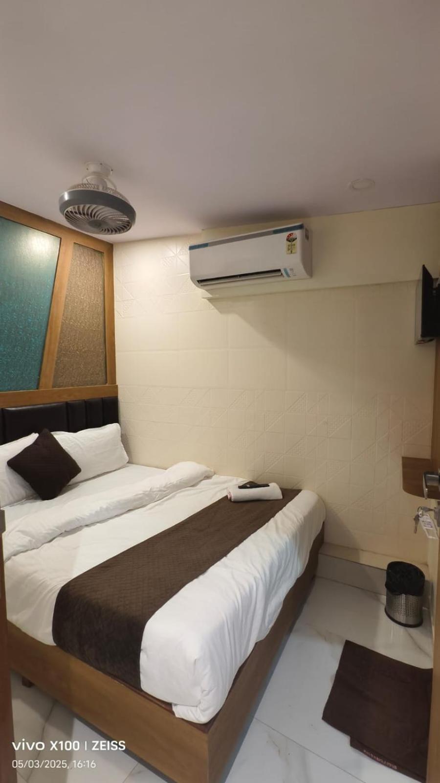 Hotel Crest 2*