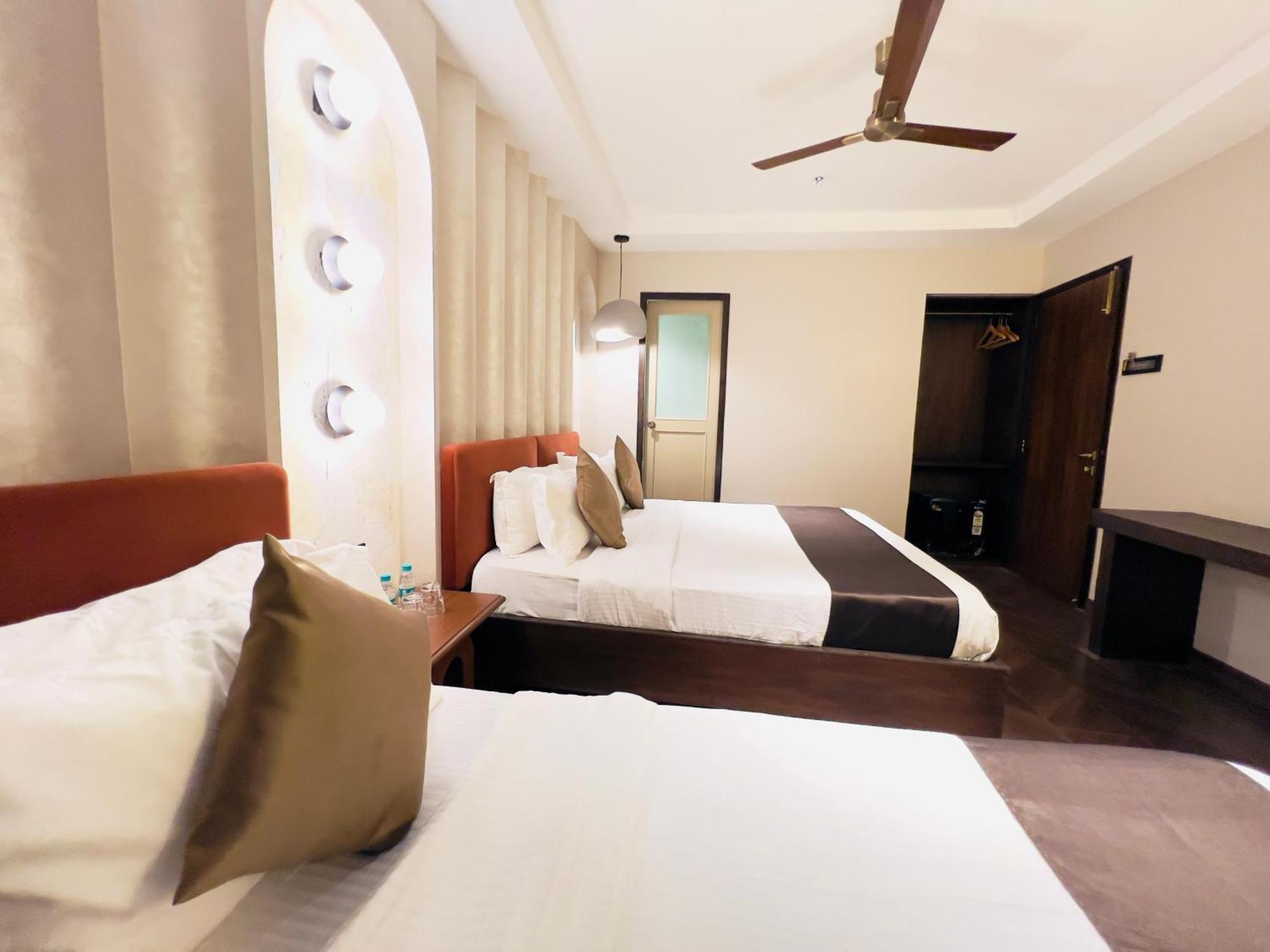 Hotel White Pearl - Colaba 3*