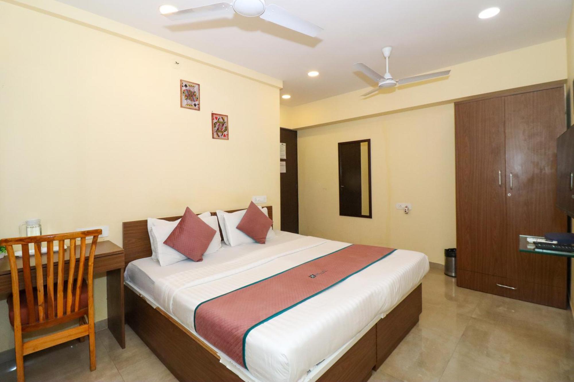 Pinaki Comfort Stay, Parle