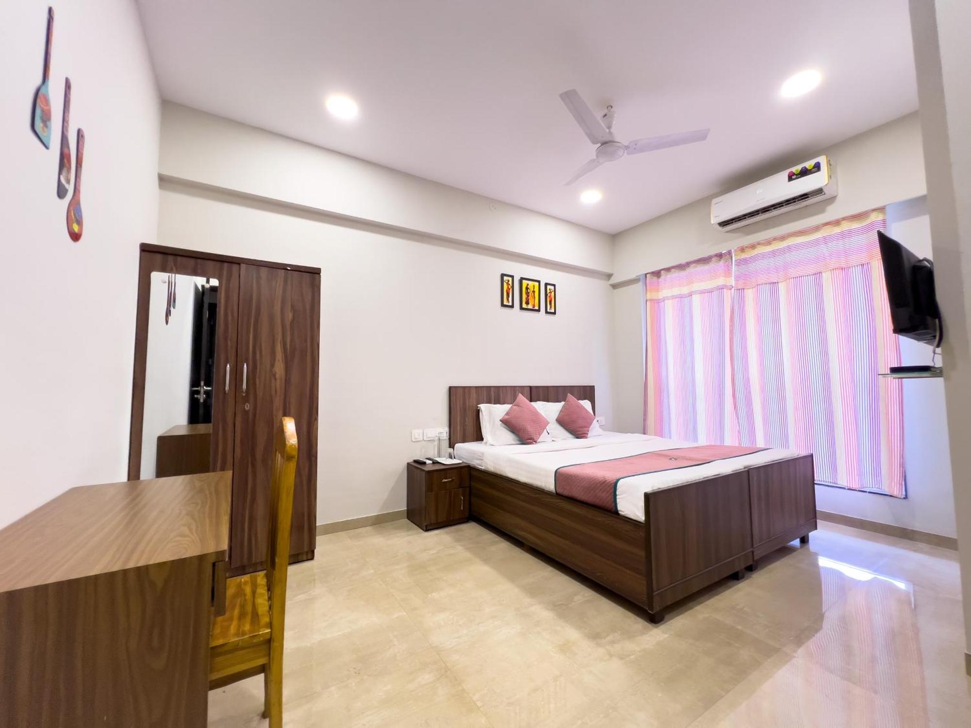 Pinaki Comfort Stay, Parle Mumbai