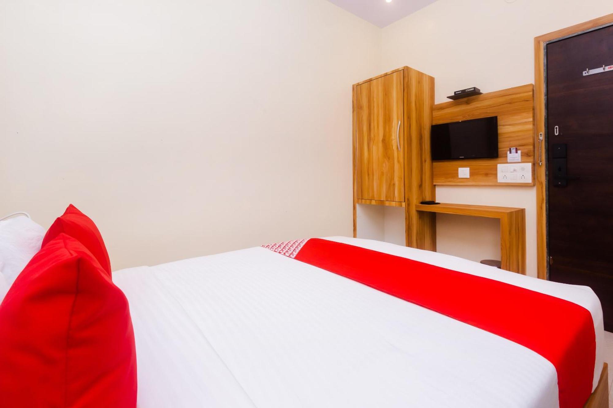 Hotel Sun Near Saifee Hospital And Hn Reliance 3*
