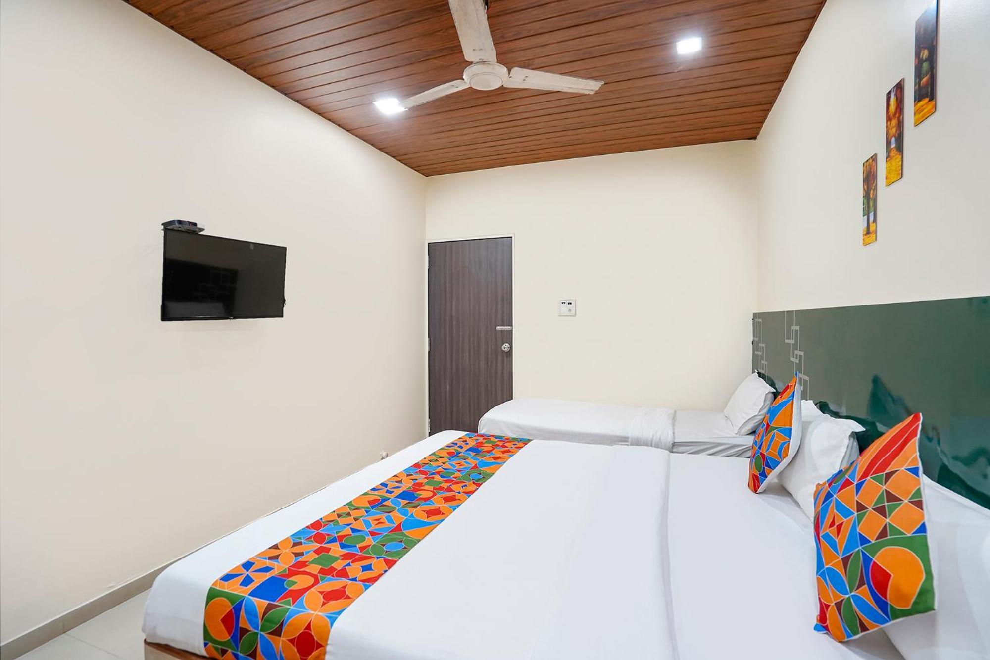 Hotel Fabhotel Kailash Park