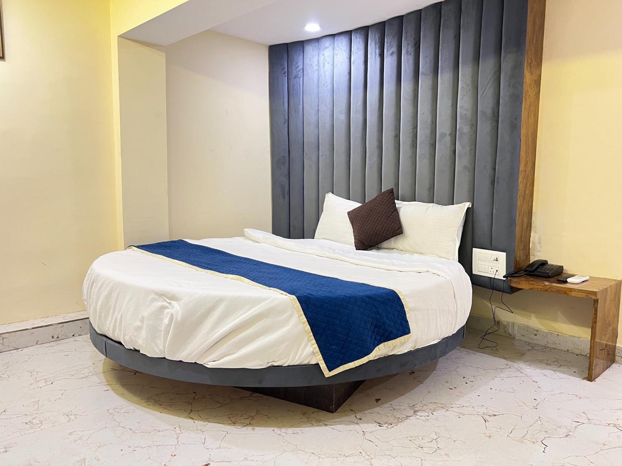 Hotel Crystal Castle Goregaon West Link Road, Mumbai 4* Mumbai