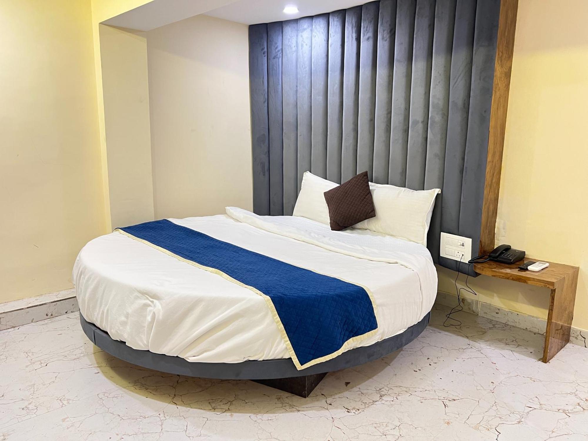 Hotel Crystal Castle Goregaon West Link Road, Mumbai