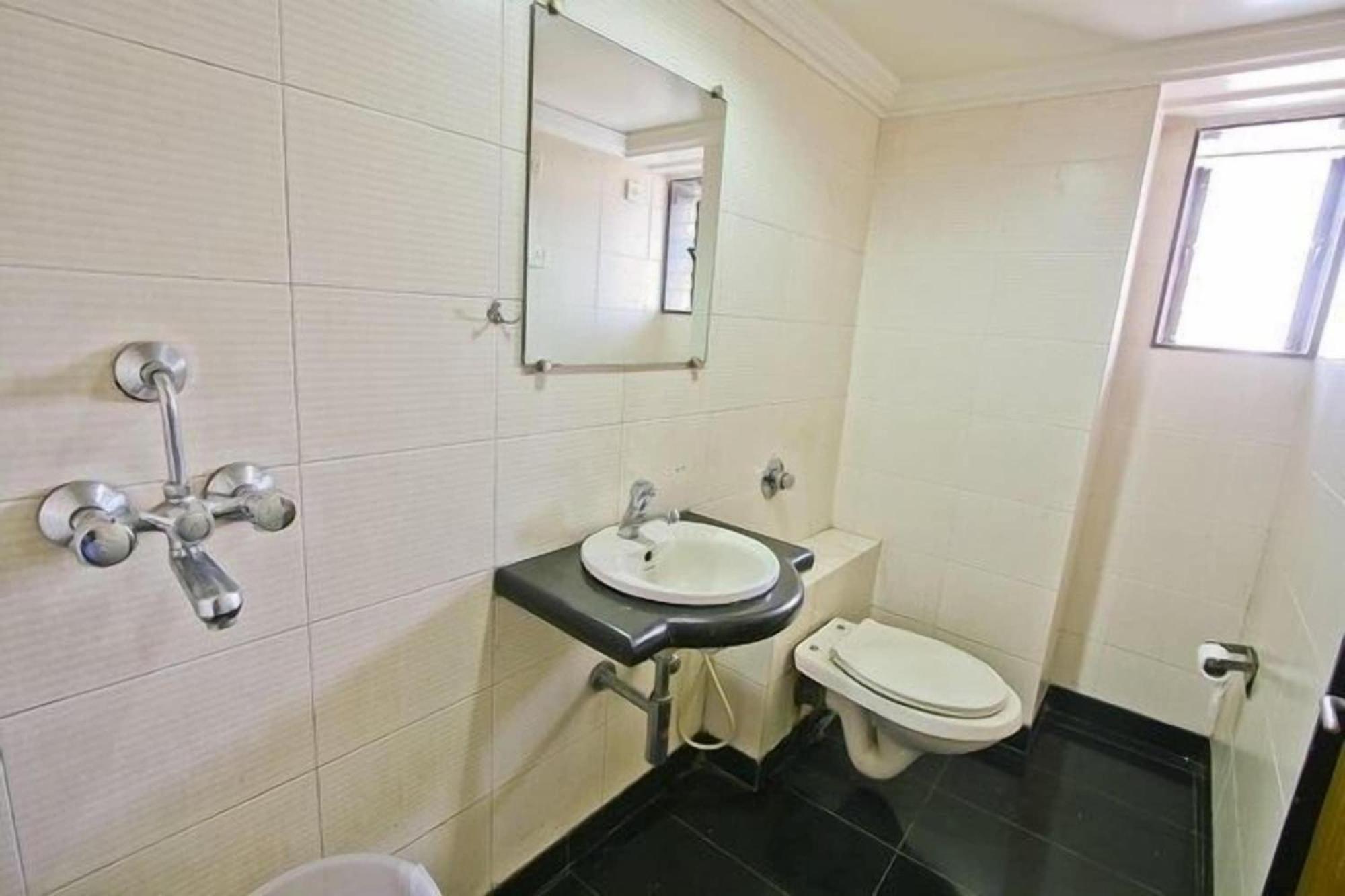 Fabhotel Cruz Royale Hotel