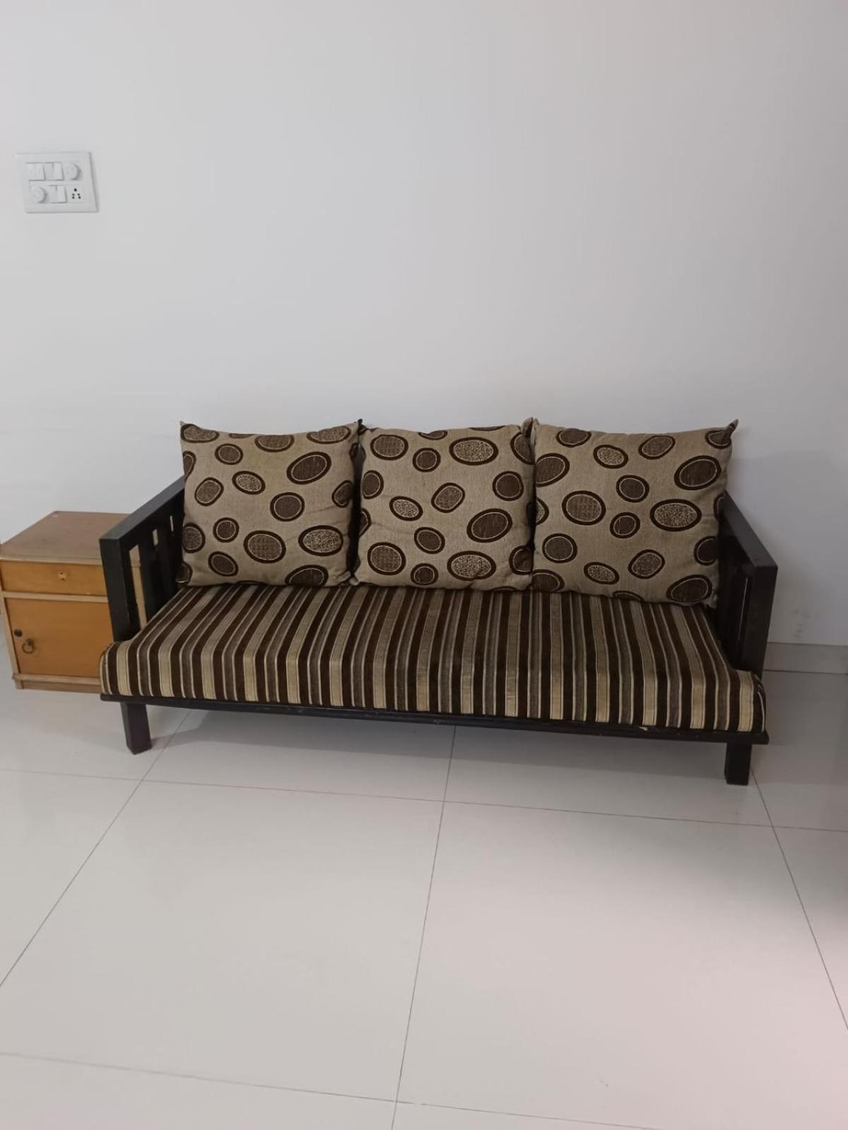 Treat Homes Service In Bkc Siddhant 401 Homestay