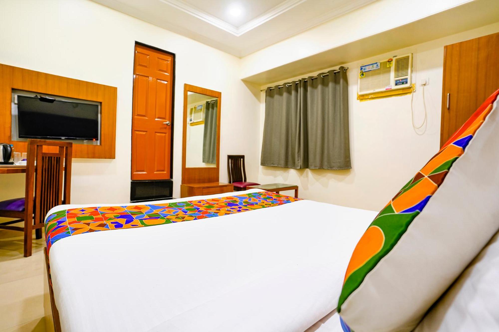 Hotel Fabhotel Cruz Royale