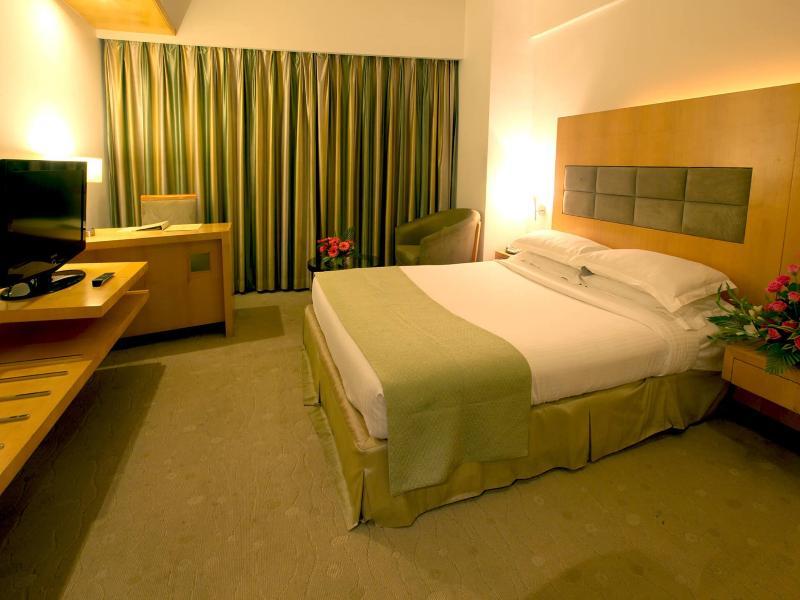 Peninsula Grand Hotel 4*