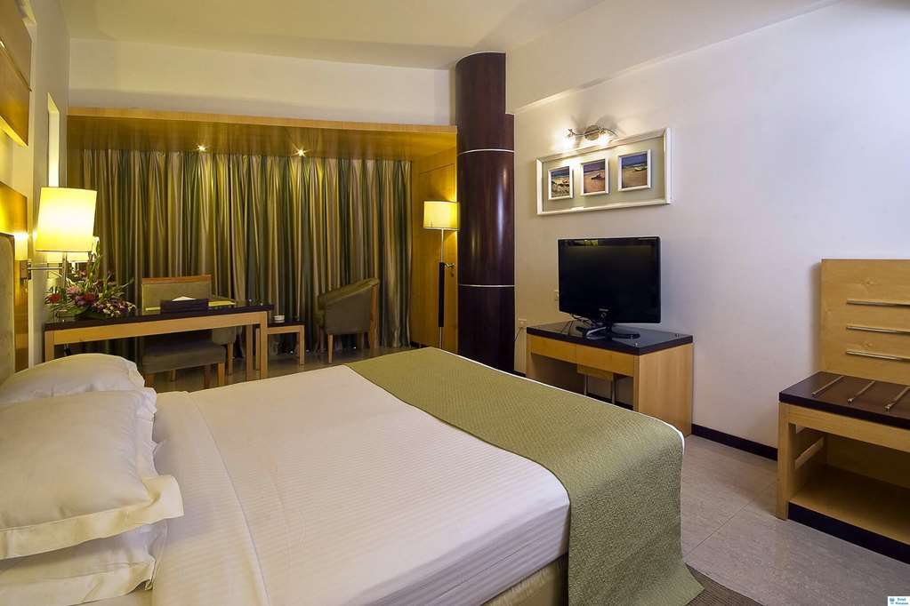 Peninsula Grand Hotel 4*