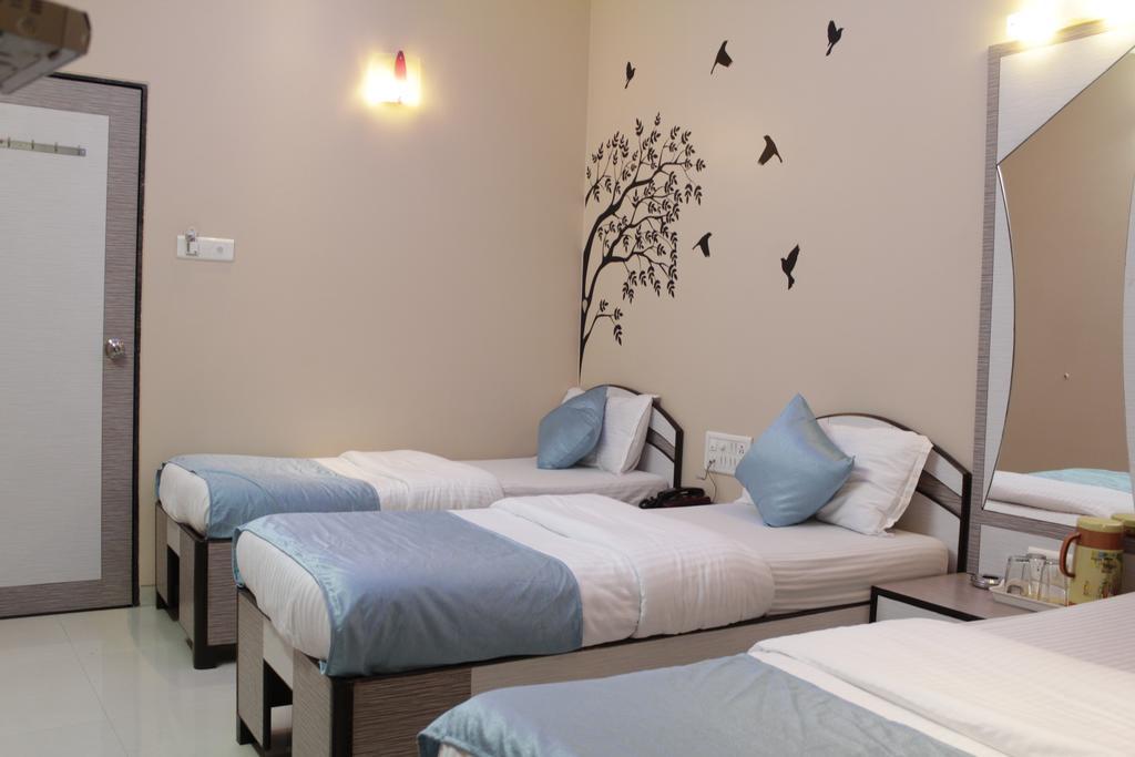 Broadway Colaba 2*