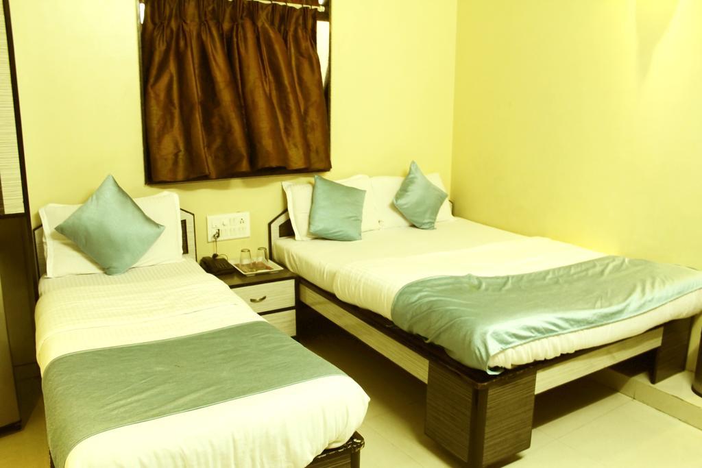 Broadway Colaba Hotel 2*
