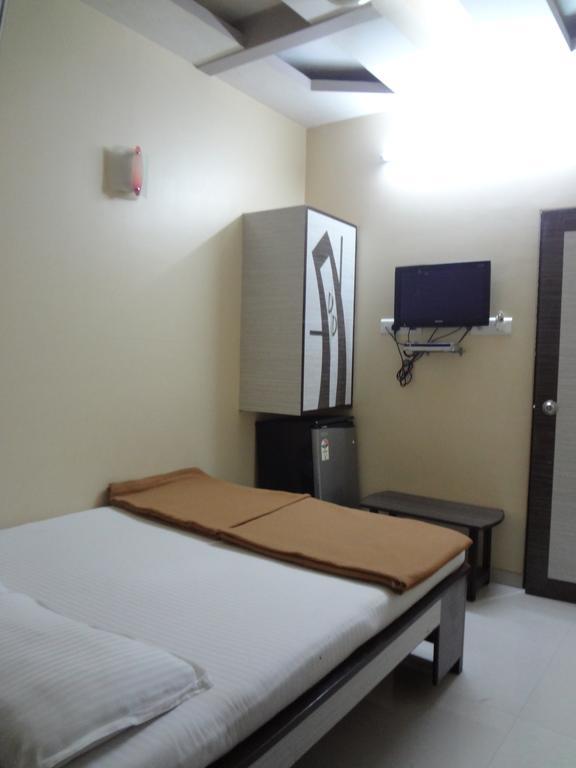 Broadway Colaba 2*