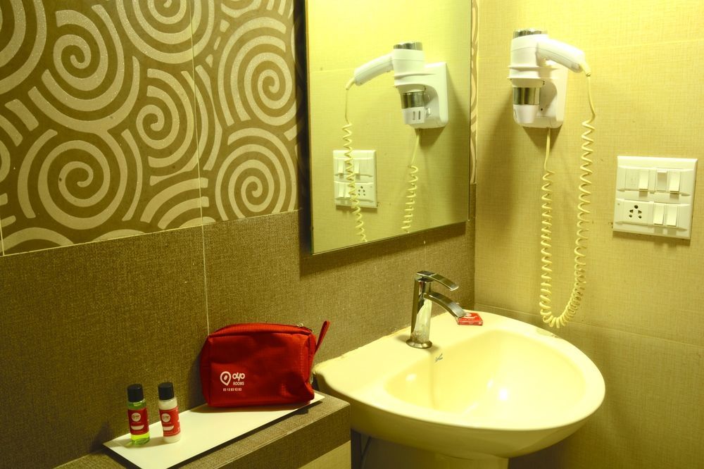 Oyo Premium Santacruz Station Hotel Mumbai