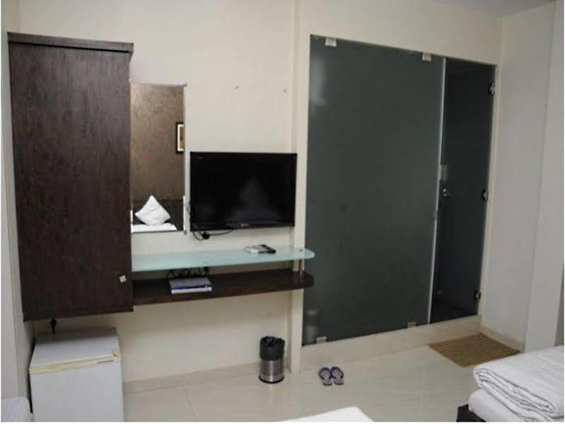 Causeway, Colaba Hotel Mumbai