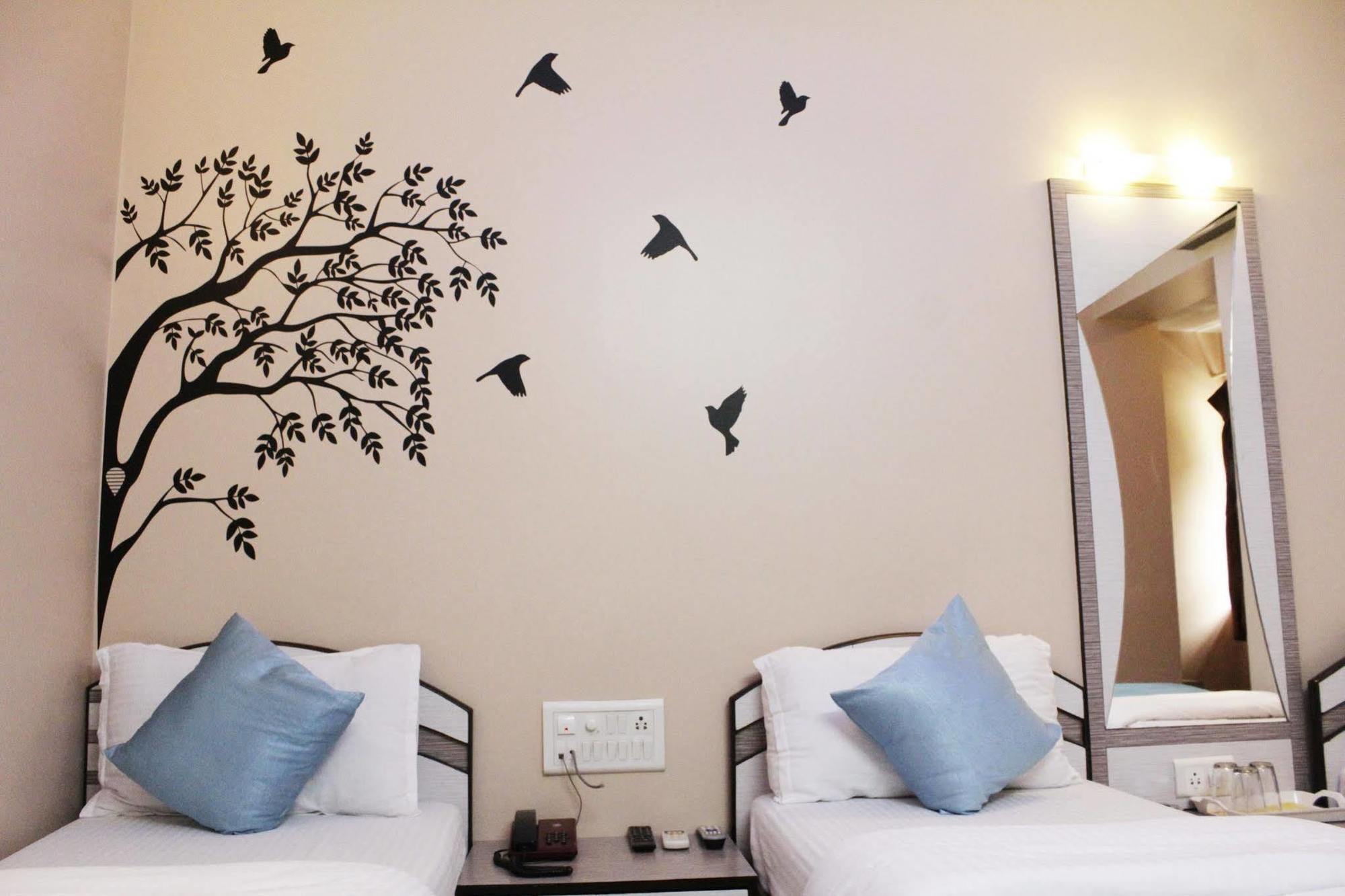 Broadway Colaba 2*