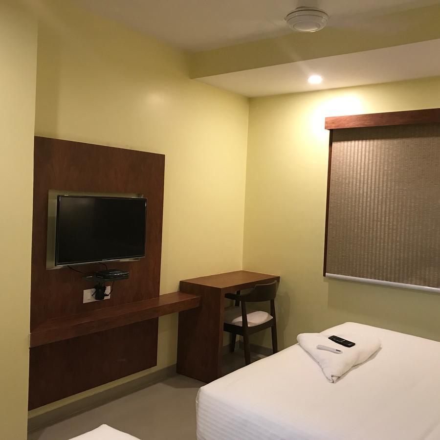 Adlon International 3*
