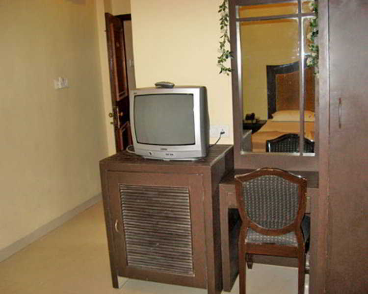 Fabexpress Highway Residency Hotel