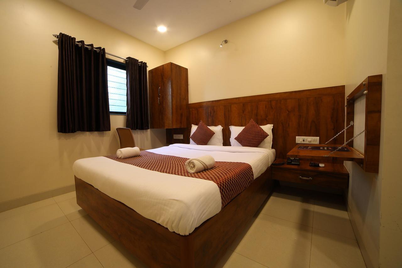 Hotel Oyo 8757 Prakash Mumbai