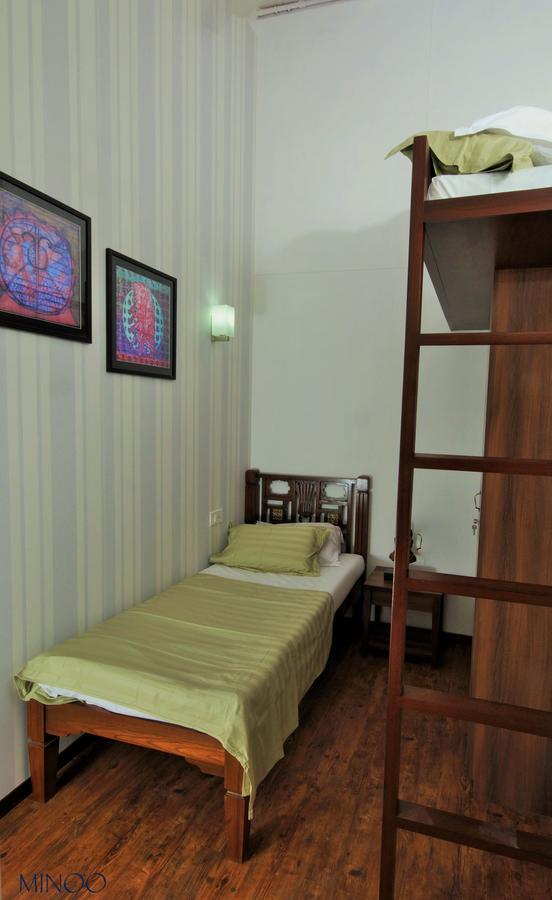 Carlton - Behind Taj Mahal Palace Colaba 2*