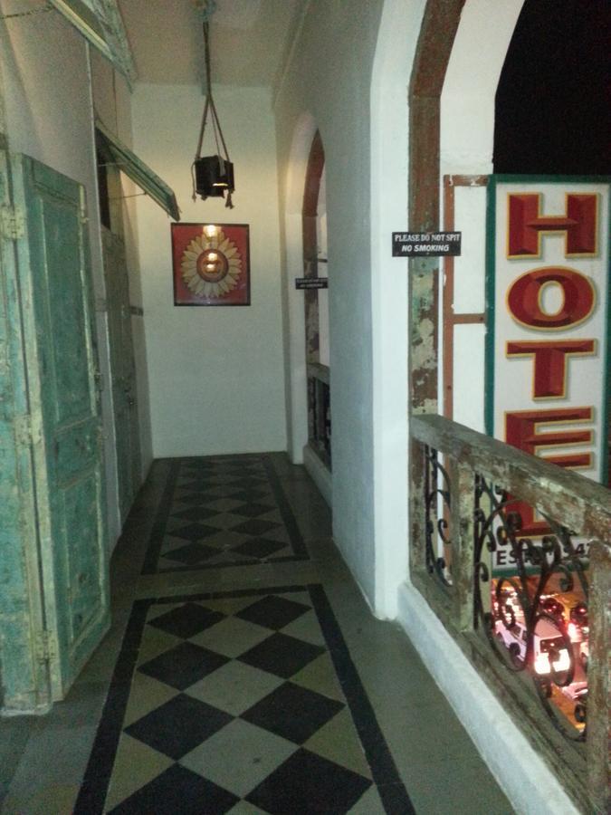 Vasantashram Csmt Mumbai, Free Wifi With 1940s Retro Vibe