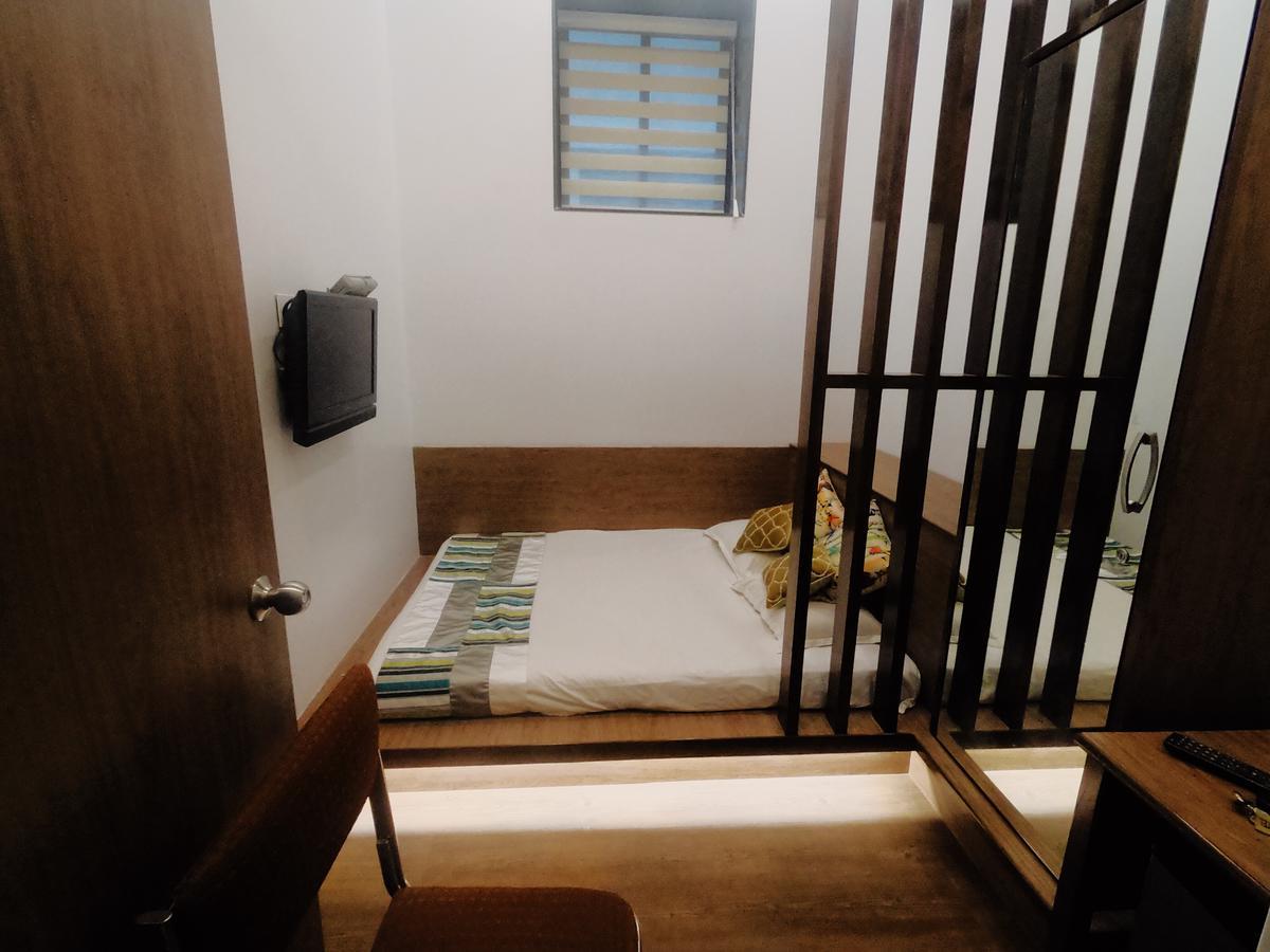 Hotel Carlton - Behind Taj Mahal Palace Colaba 2*