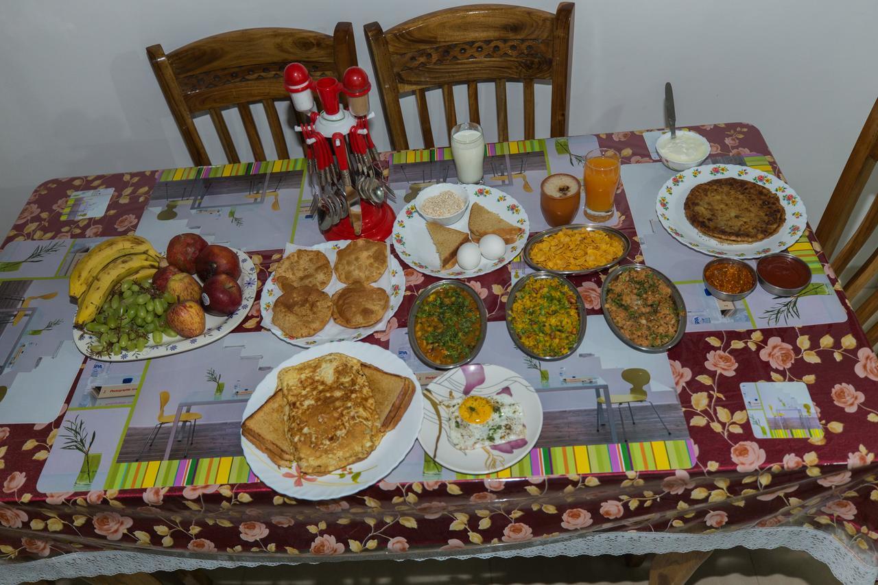 Bed & Breakfast Aristo Room, - Near Kokilaben Dhirubai Ambani Hospital For Family Only, *