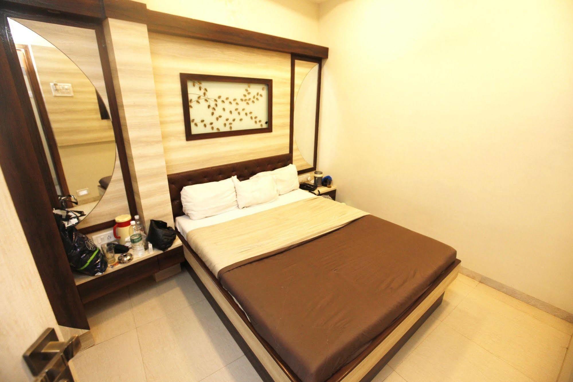Al Moazin Hotel Mumbai