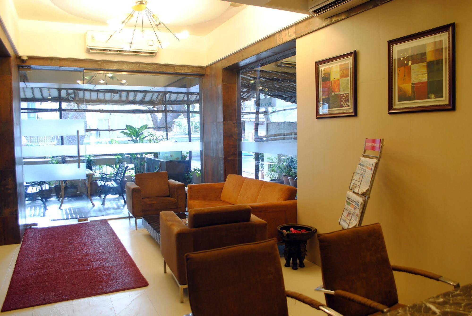 Hotel Oyo 19917 Golden Swan 3*