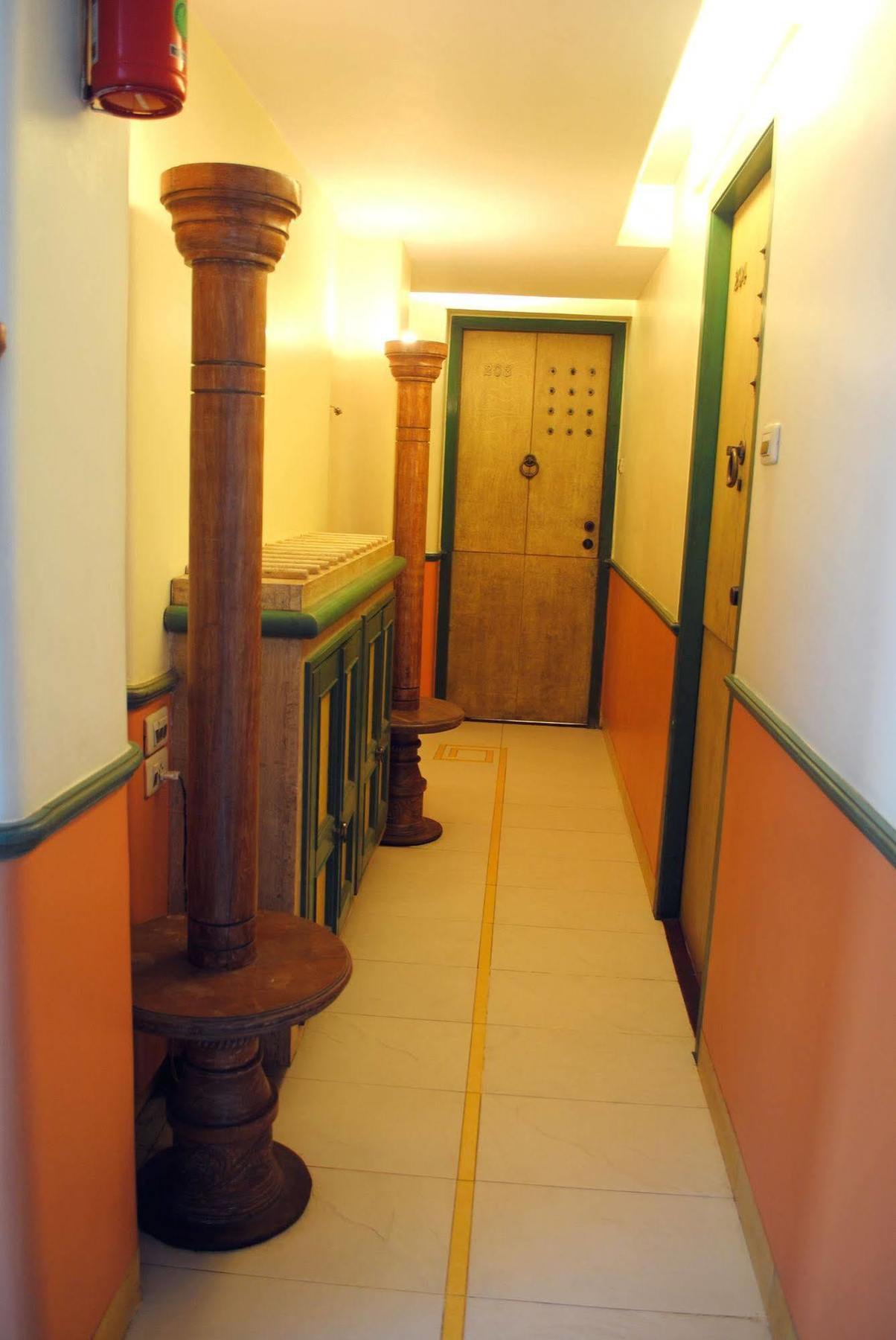 Oyo 19917 Golden Swan Hotel 3*