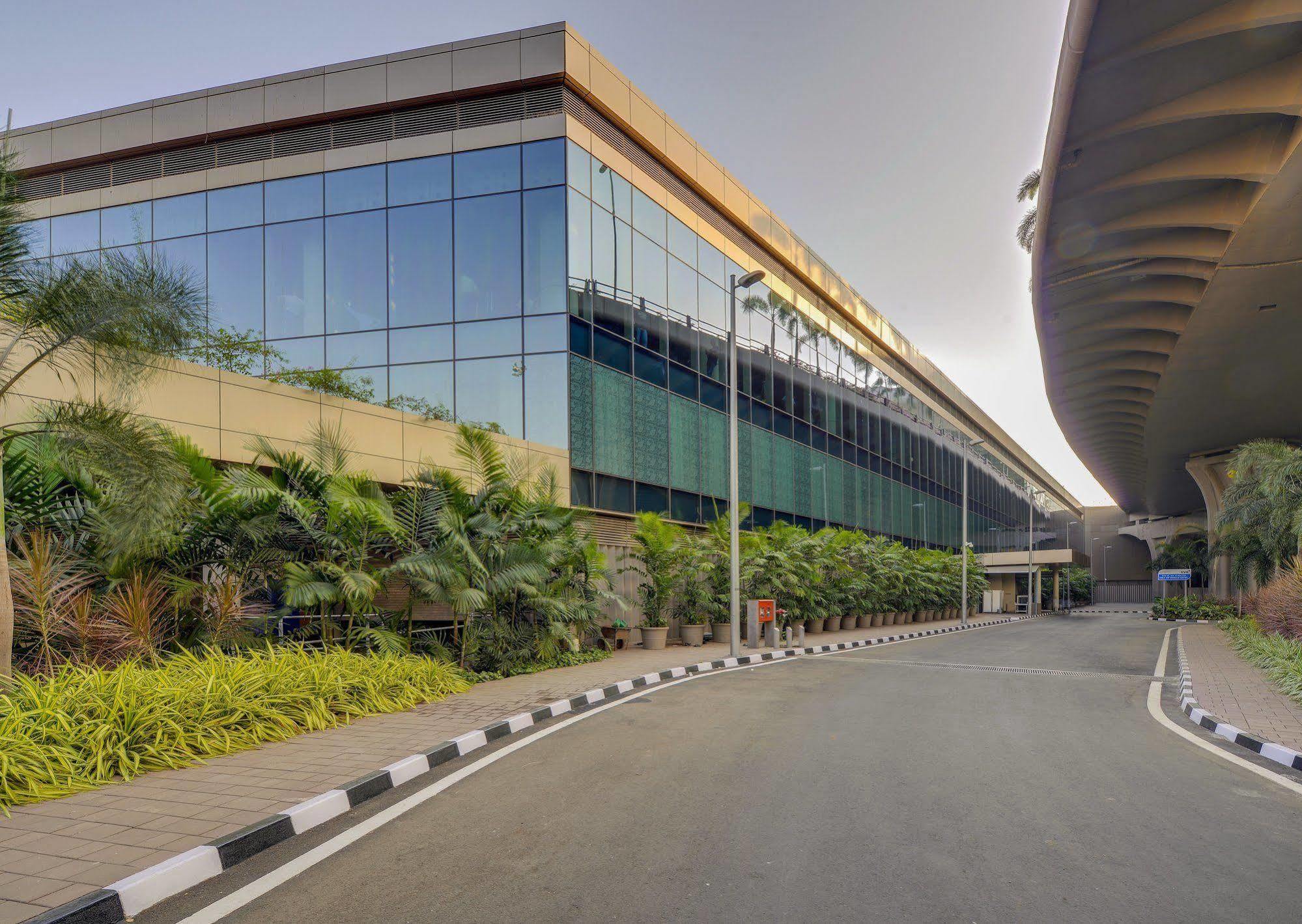 Niranta Transit Airport - At Arrivals