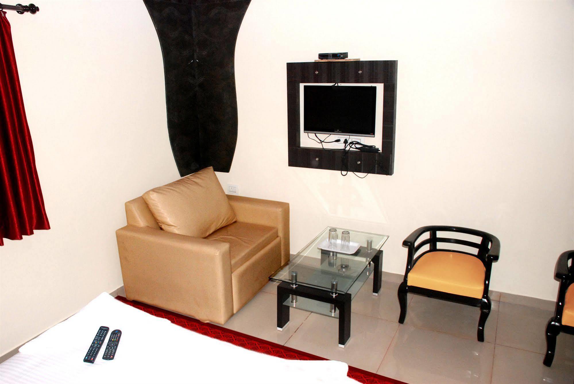 Fabexpress Adore - Nr International Airport Hotel 3*