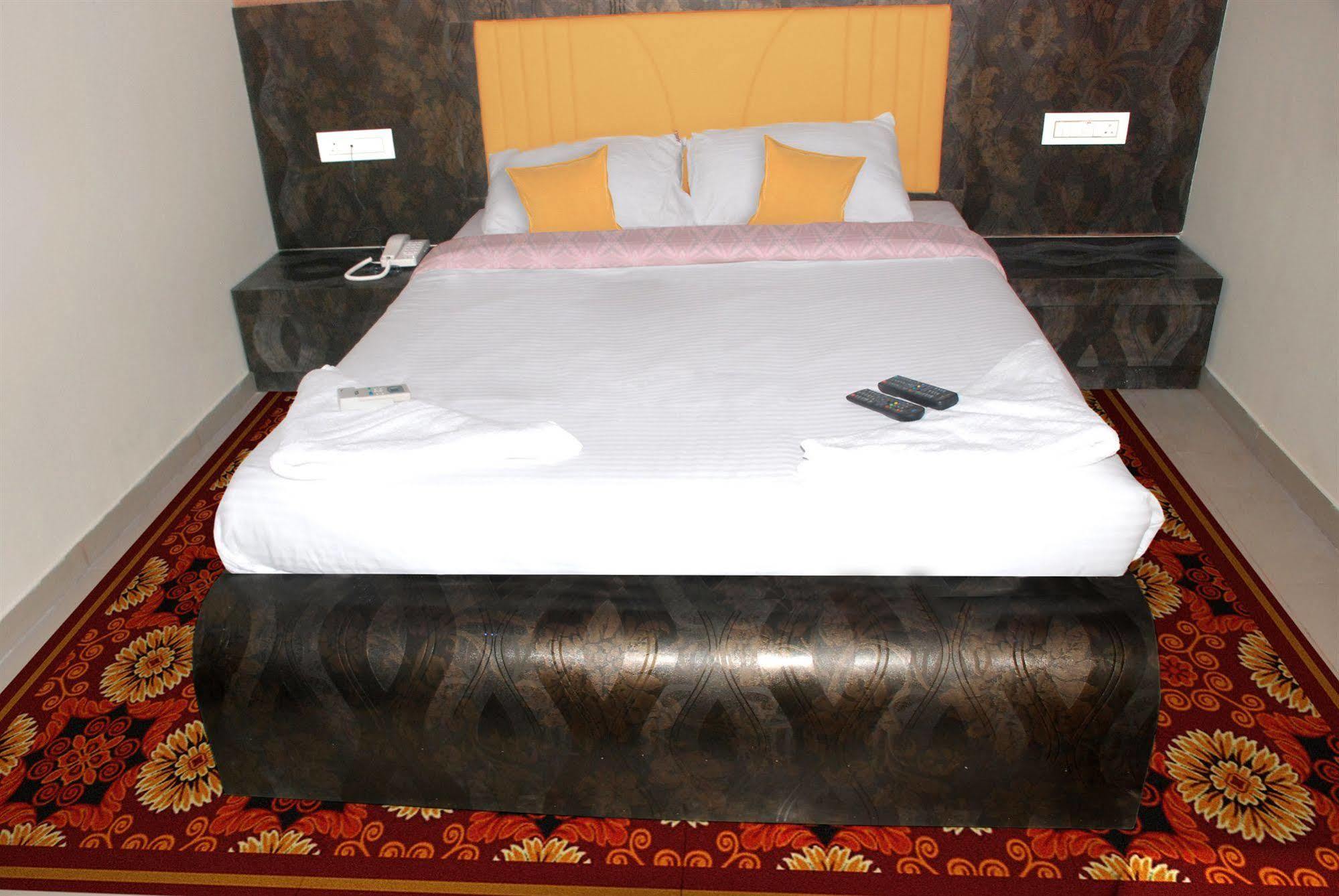 Hotel Fabexpress Adore - Nr International Airport