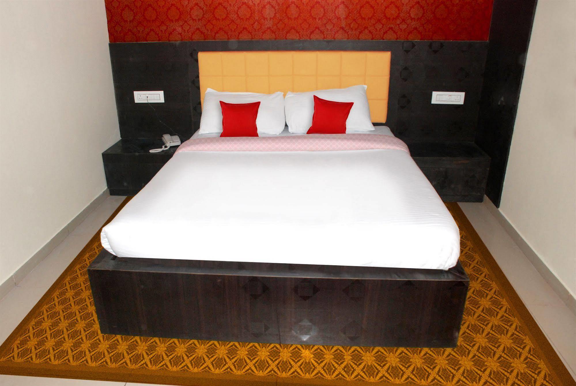 Fabexpress Adore - Nr International Airport Hotel