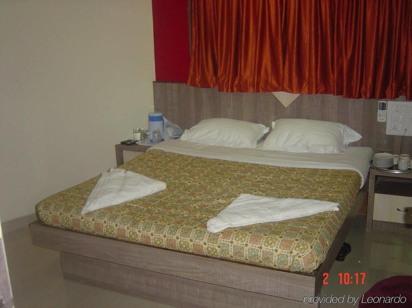 Oyo 8311 Galaxy Residency Hotel 3*