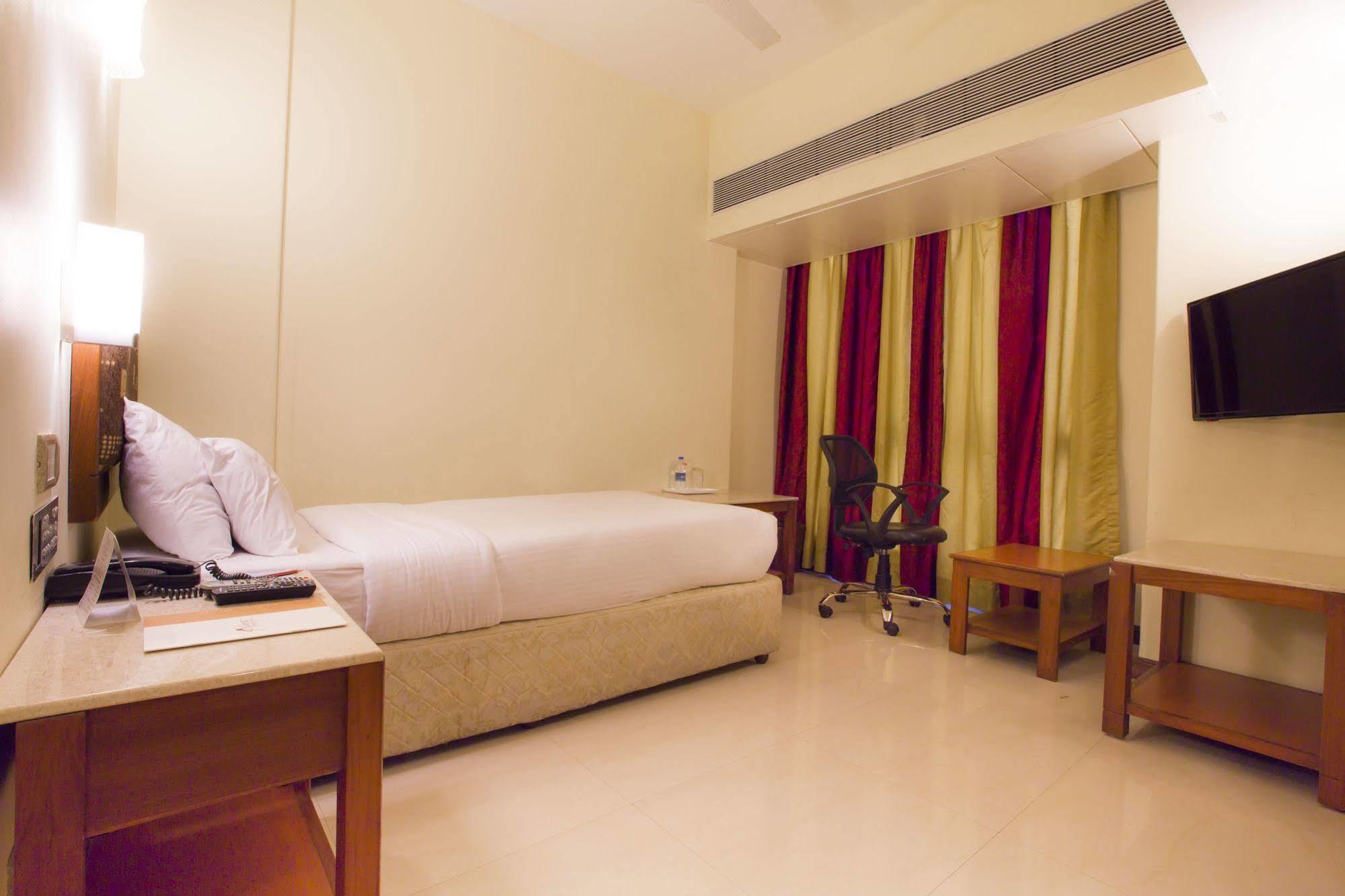 Airport International Hotel 3*