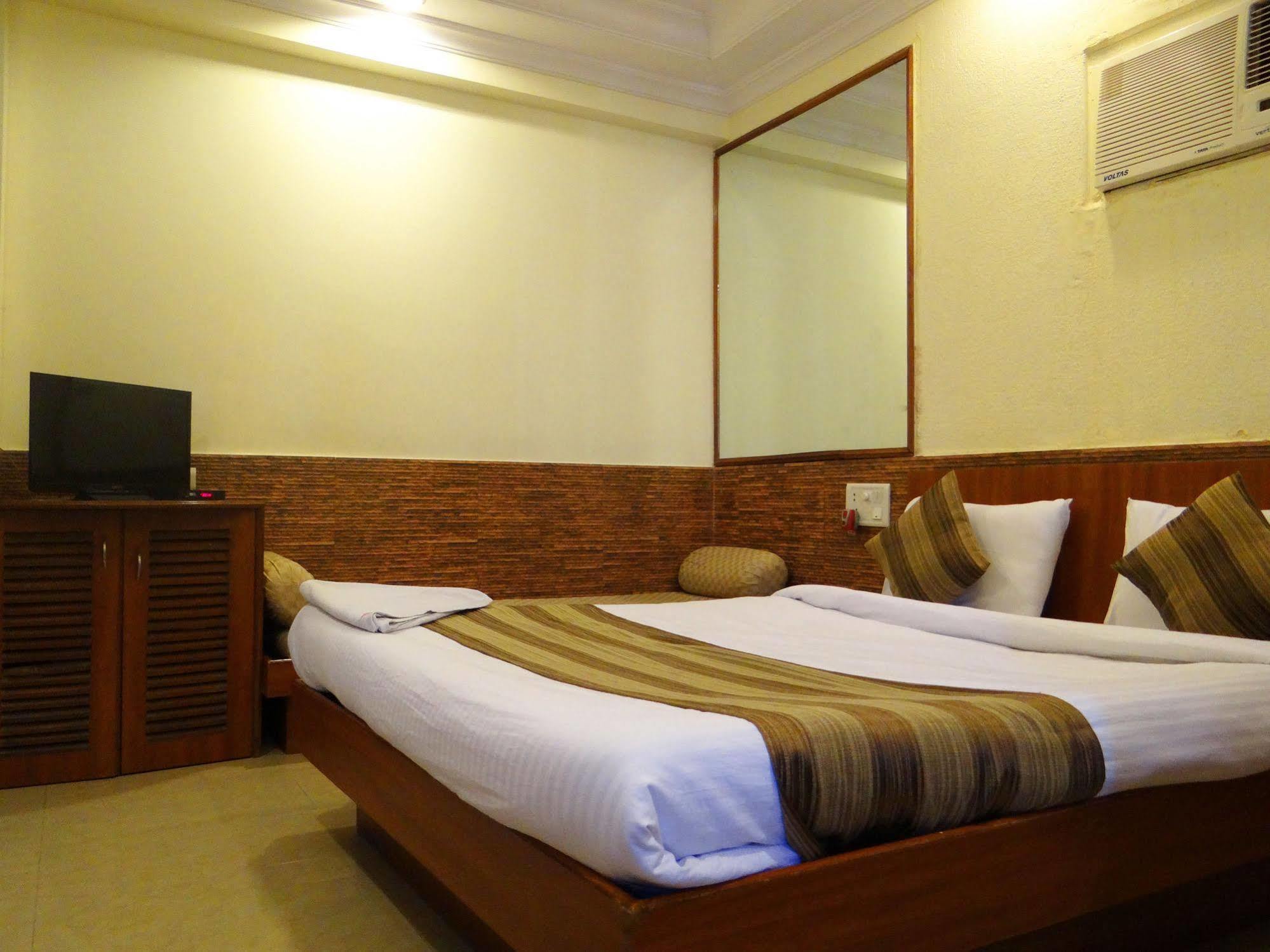 Lucky Bandra Hotel 3*