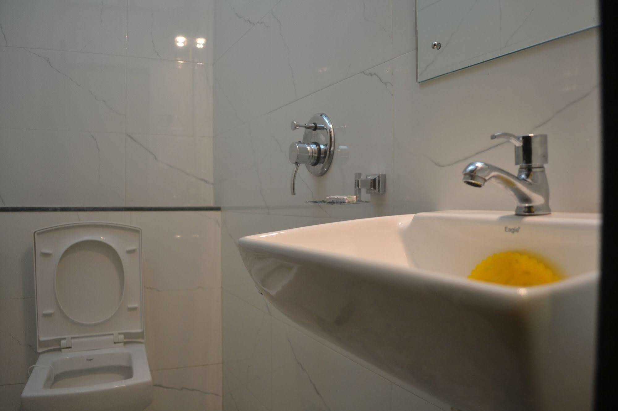Hotel Super Collection O Airport Metro Andheri East 3*