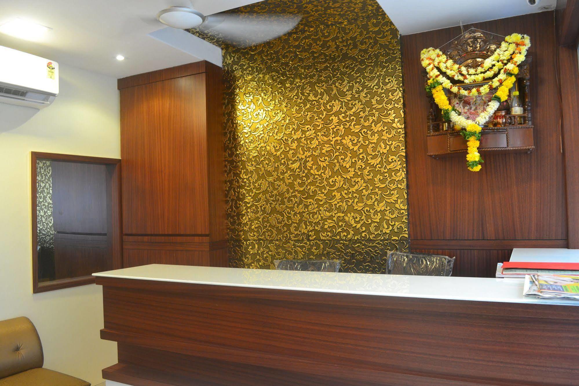 Hotel Super Collection O Airport Metro Andheri East 3*